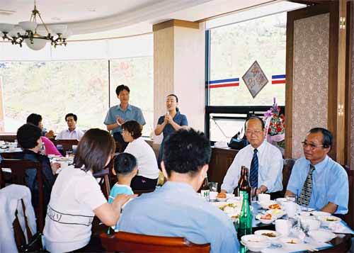 아버지께 축가를 불러 드리는 딸(중학교 음악교사) 내외 